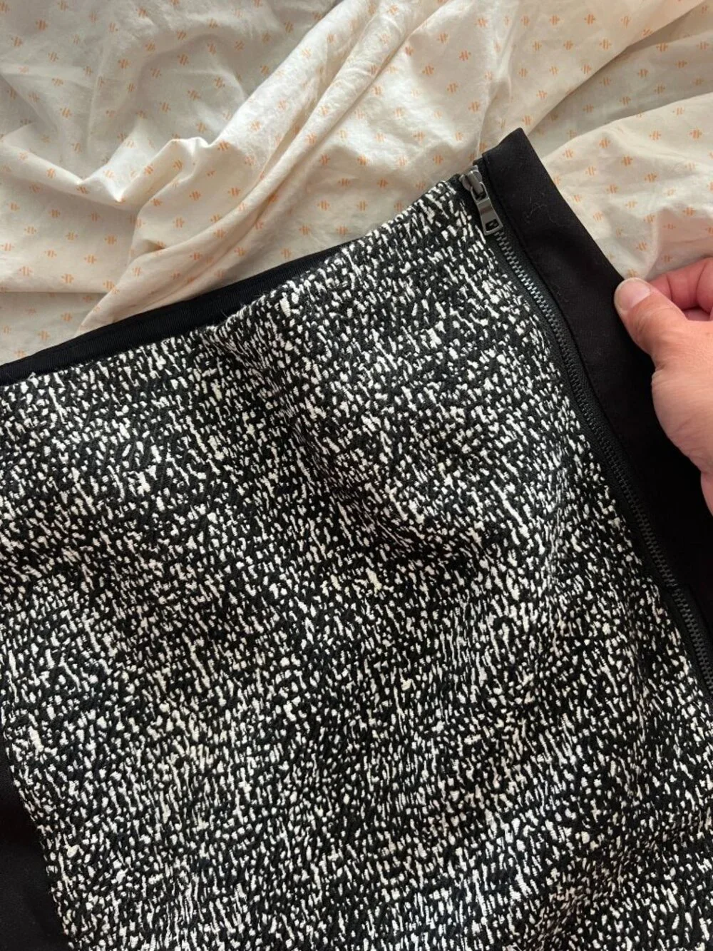 Ann Taylor Black/tweed pencil skirt with front zip size 2 Academia Business